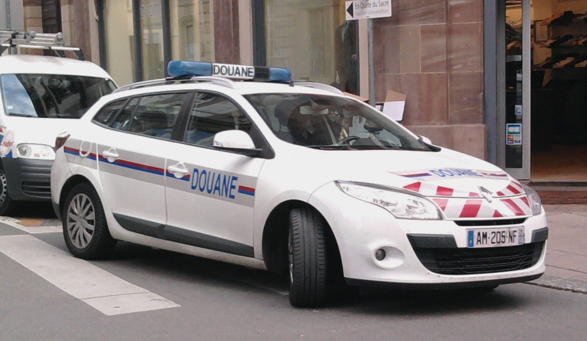 Course-poursuite enflammée sur la RN 12 : Un suspect en fuite, un douanier blessé
