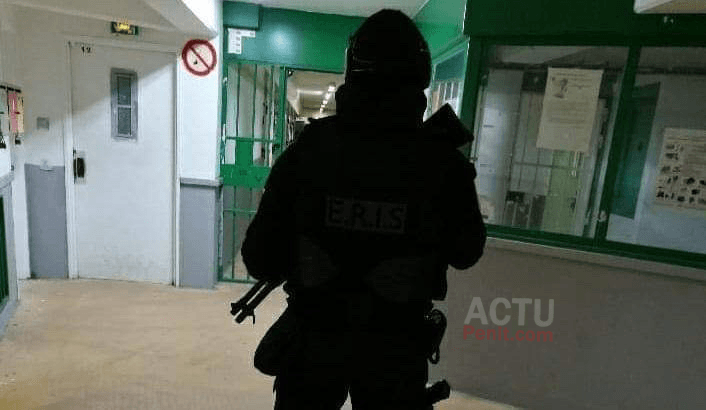 🚨L’ERIS de Paris intervient à la prison de Nanterre pour un détenu retranché sur le toit