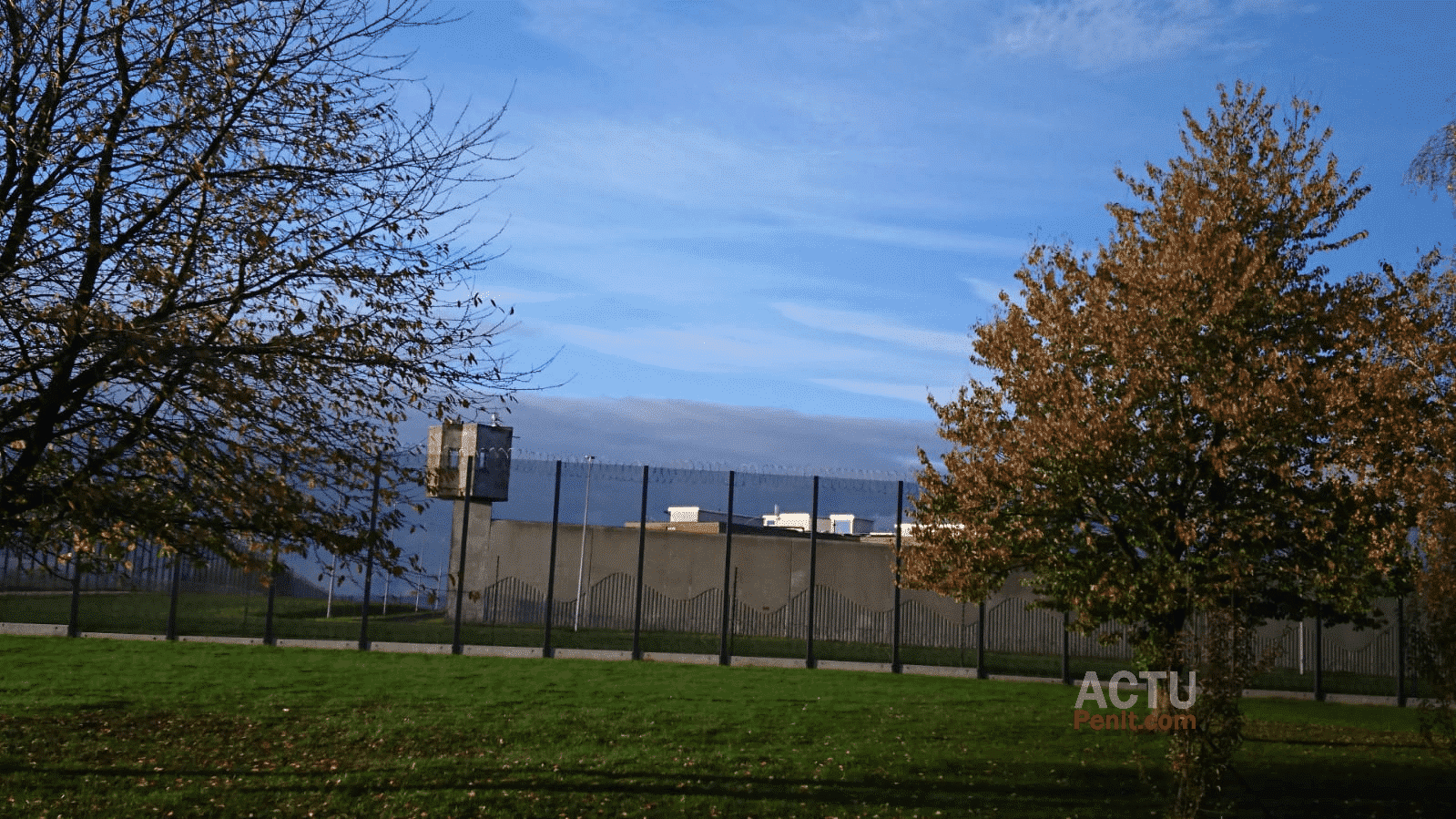 🇫🇷 Le Mans : Après des projections dans la prison un détenu escalade un grillage pour récupérer les colis