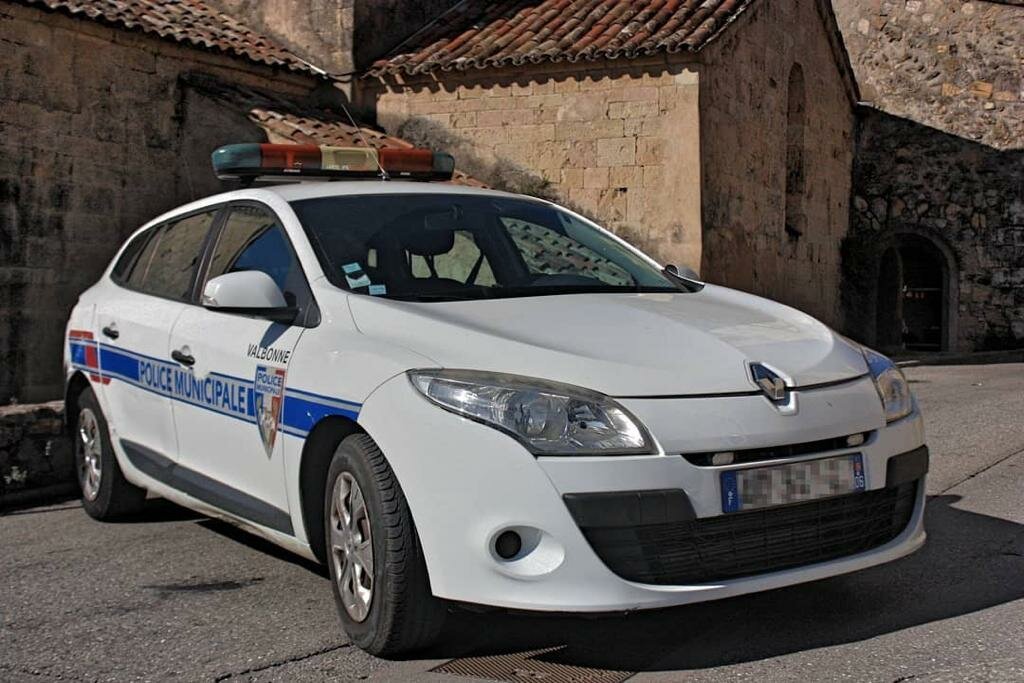 Toulouse : Un chauffard démarre avec un policier accroché à la voiture pour enlever les clés et fonce dans le véhicule de police avant de prendre la fuite