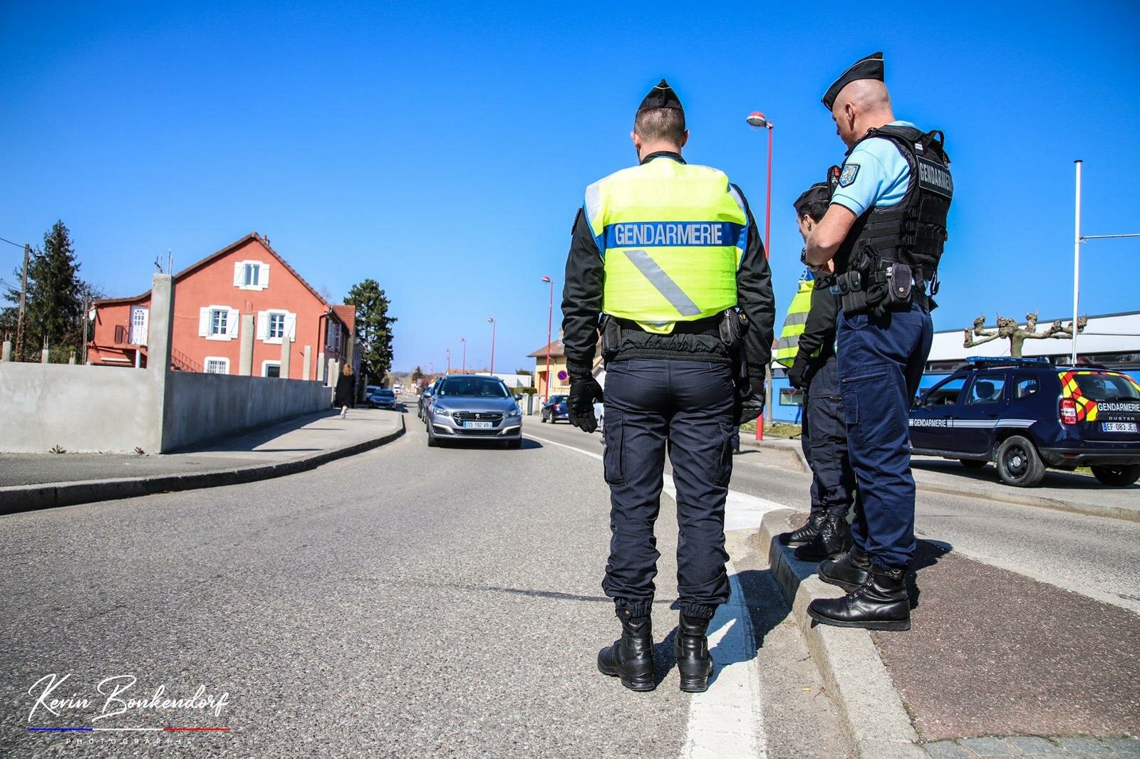 Loire-Atlantique : Après un accident avec un véhicule volé devant la gendarmerie, il tente de prendre la fuite et agresse des gendarmes
