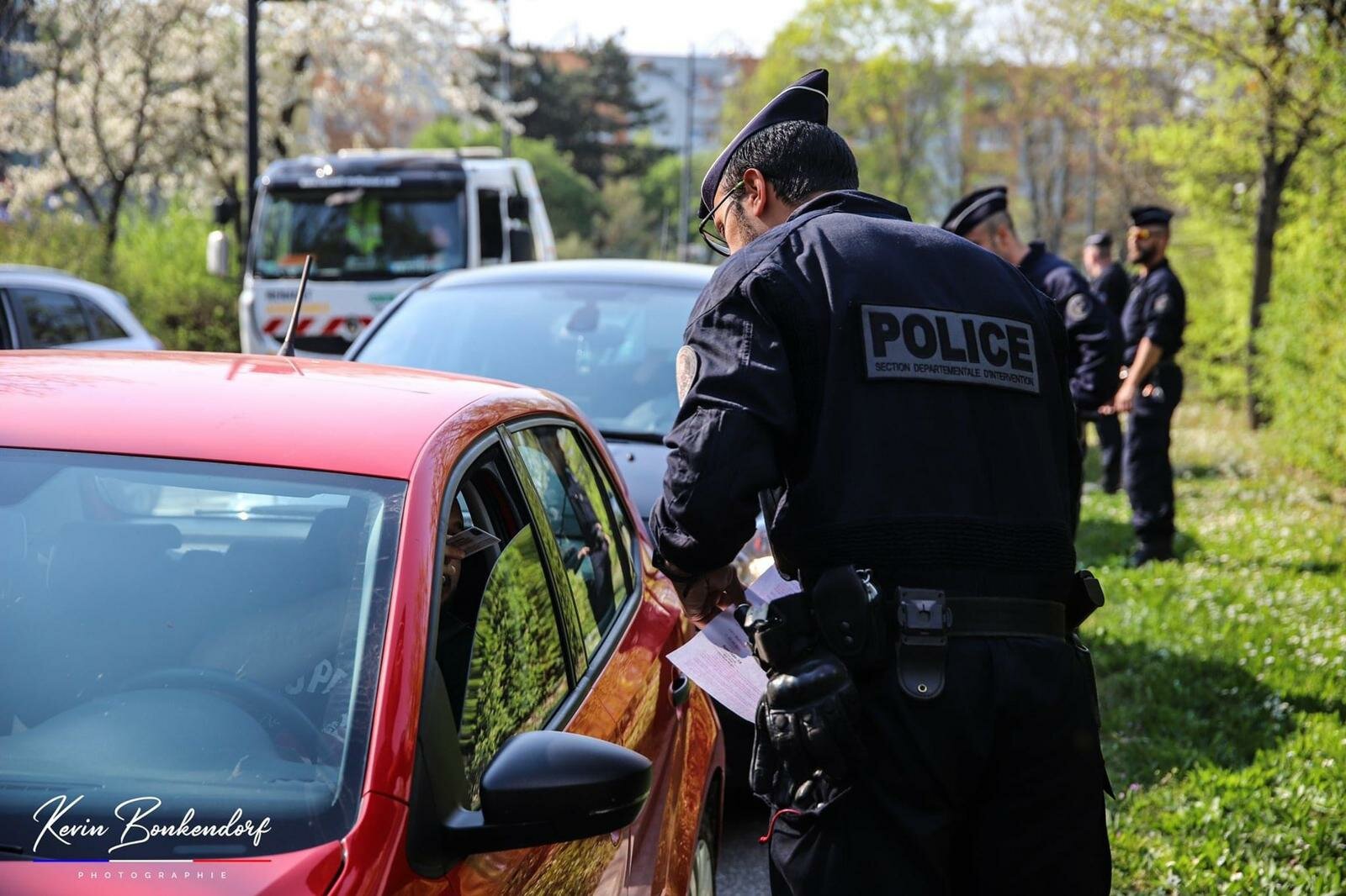 Pass sanitaire : Les policiers ne veulent pas verbaliser. “Nous sommes la police du peuple. Pas celle d’un système”