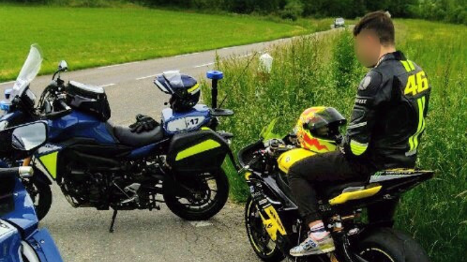 🇫🇷 Lot : Les gendarmes contrôlent le sosie de Valentino Rossi. Il roulait à 200 km/h au lieu de 80…