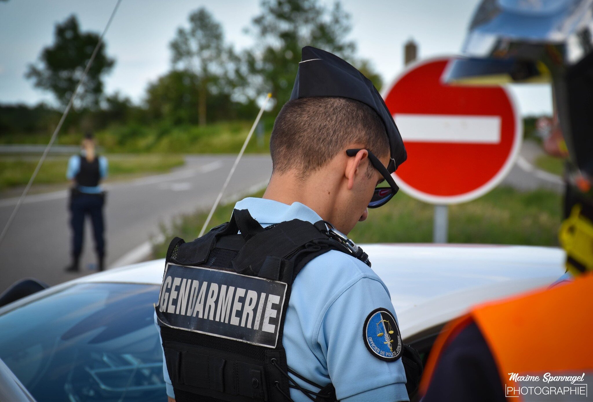 Tarn-et-Garonne : Le contrôle routier dérape lorsque la femme du conducteur décide de montrer ses seins aux gendarmes