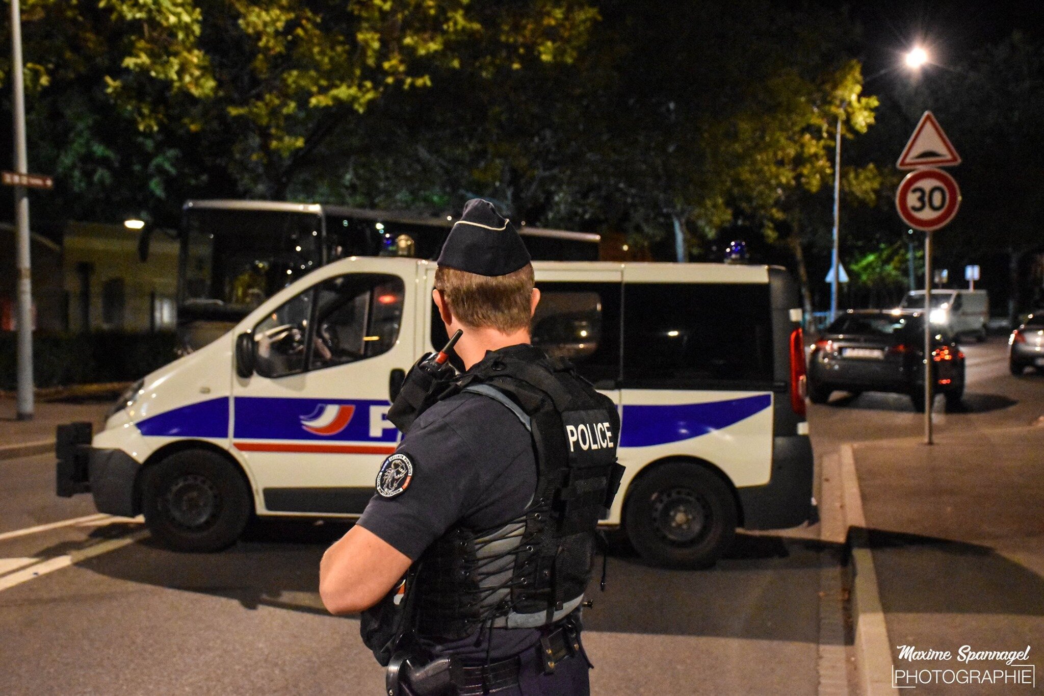 Nîmes : Une patrouille de police encerclée par une trentaine d’individus dans le quartier Pissevin. Un policier blessé