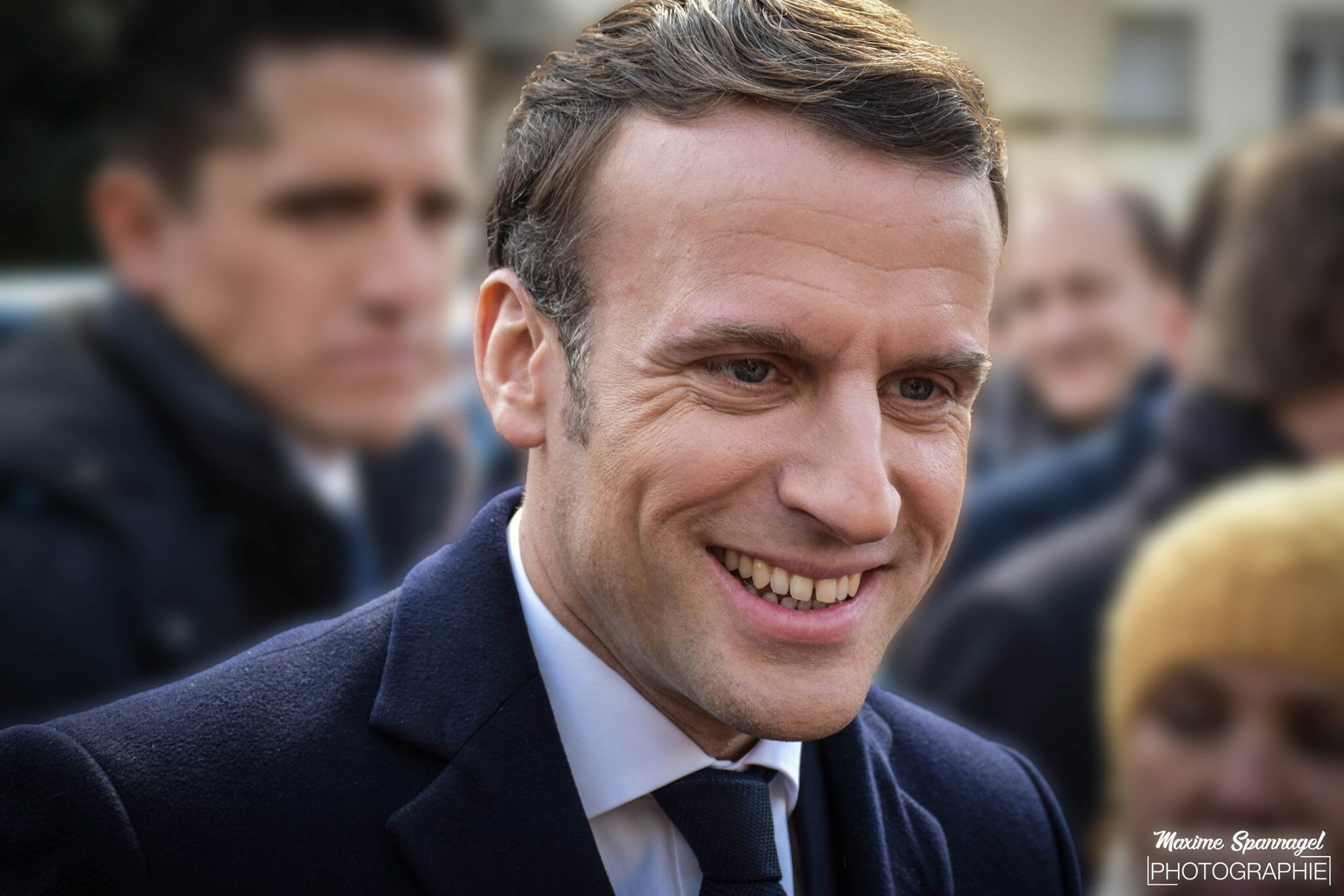 10.000 policiers et gendarmes en plus d’ici 2022 : Emmanuel Macron veut “plus de bleu sur le terrain”