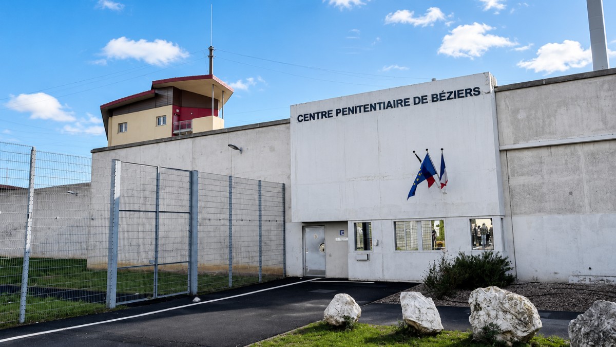 À la prison de Béziers, un détenu incendie sa cellule puis frappe les surveillants venus intervenir, selon l’UFAP