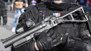 À Romainville, la vidéo d’un policier municipal tirant au LBD après des tirs de mortiers devient virale et provoque une polémique