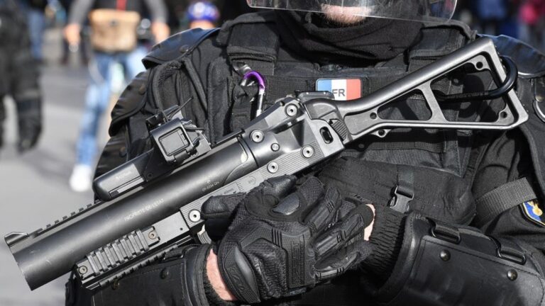 À Romainville, la vidéo d’un policier municipal tirant au LBD après des tirs de mortiers devient virale et provoque une polémique