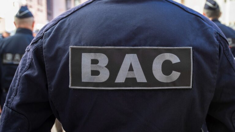 Lyon : un chauffard refuse d’obtempérer, percute un policier de la BAC et le projette sur son capot, l’agent ouvre le feu à deux reprises