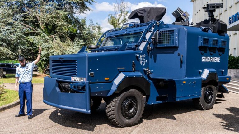 Ce monstre de 14,5 tonnes de la Gendarmerie nationale est capable de voir à 9 kilomètres, même en pleine nuit