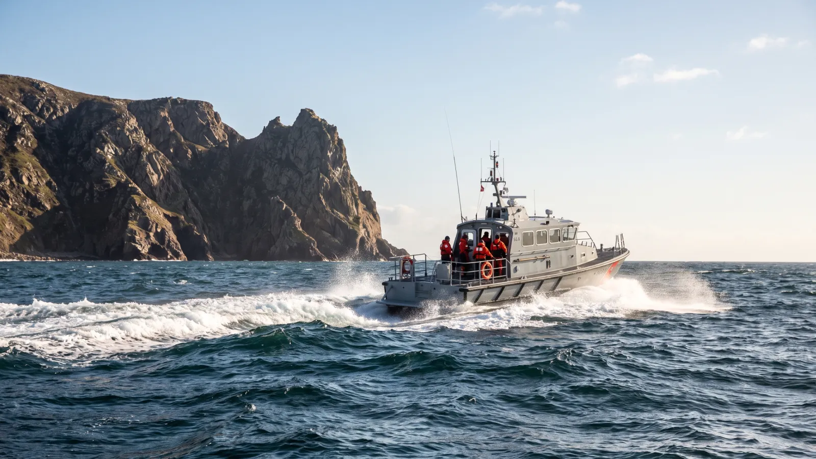 À Gibraltar, une vedette de la Guardia Civil fonce vers un sous-marin britannique