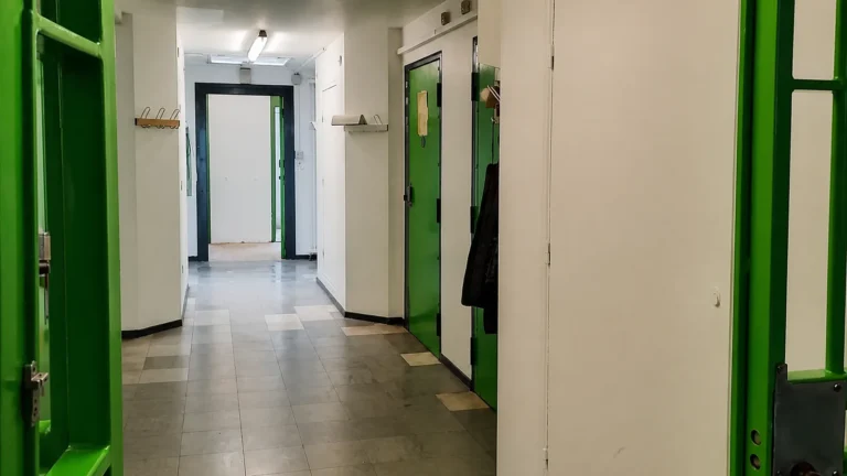 Quatre agents de l&rsquo;État sont jugés pour corruption présumée au centre pénitentiaire d&rsquo;Aiton en Savoie