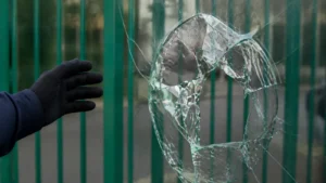 Des jets de pierre contre l’hôtel de police de Caen brisent trois vitres et plusieurs suspects sont interpellés