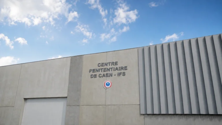 Un surveillant blessé par un chariot projeté au quartier des mineurs de la prison de Caen-Ifs