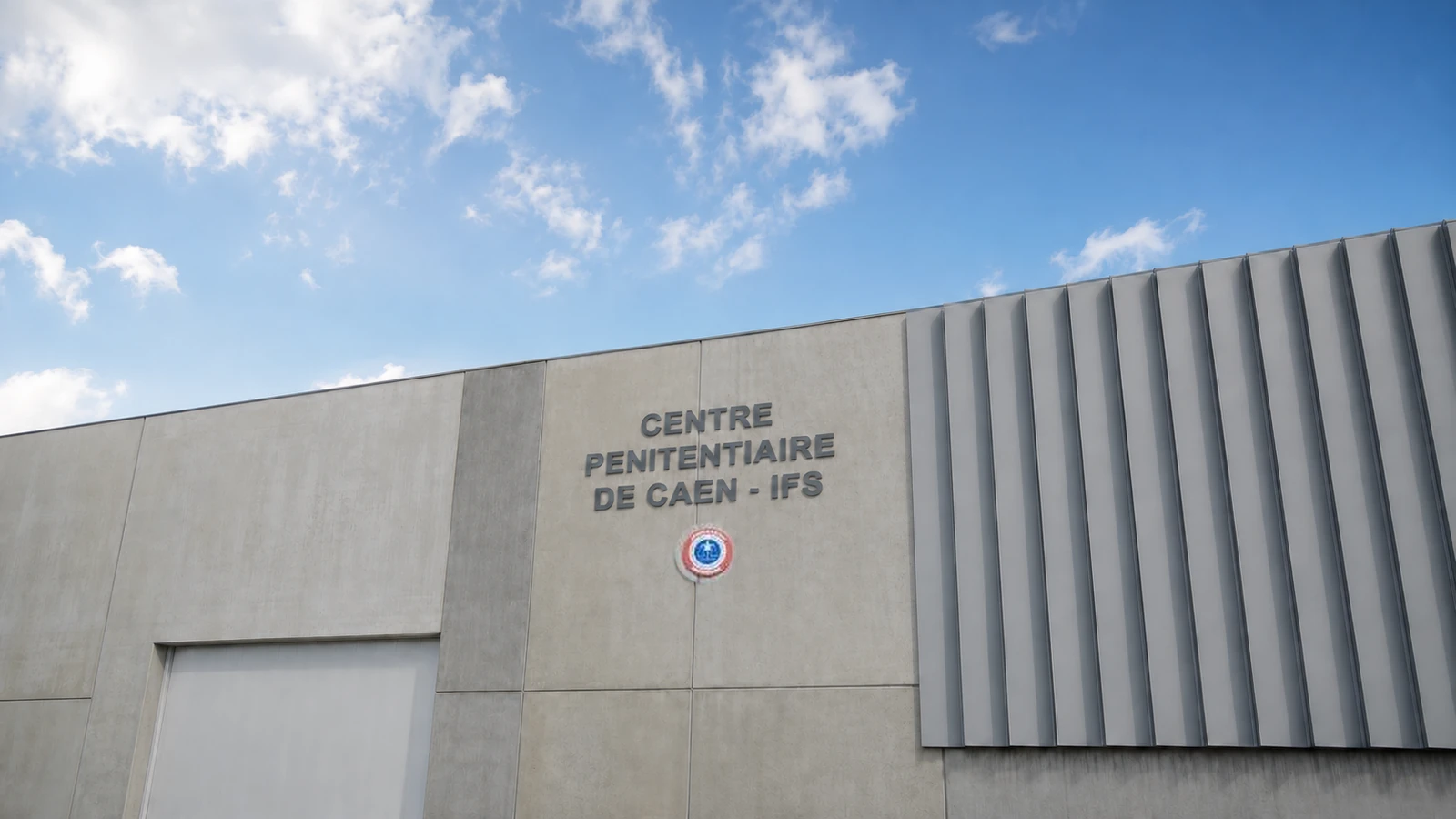 Un surveillant blessé par un chariot projeté au quartier des mineurs de la prison de Caen-Ifs