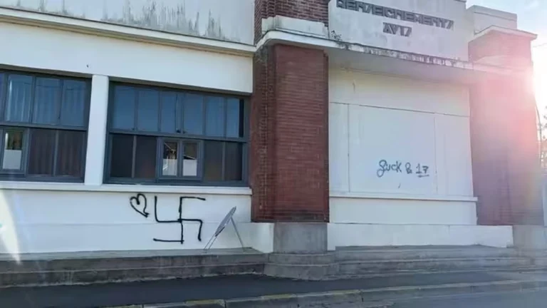 Des croix gammées et des tags anti-police sont découverts sur plusieurs bâtiments municipaux de Fécamp