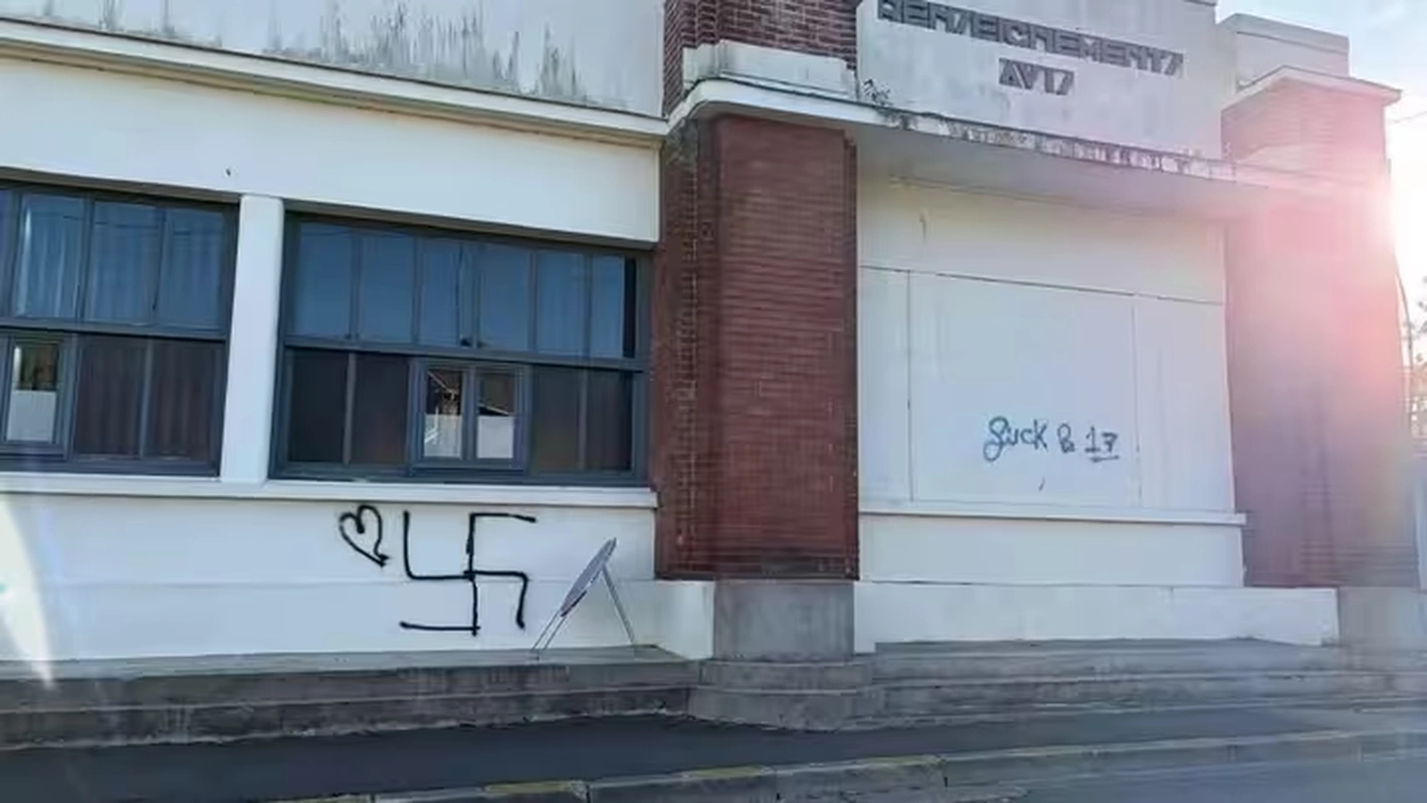 Des croix gammées et des tags anti-police sont découverts sur plusieurs bâtiments municipaux de Fécamp