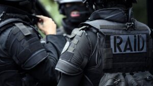 Castres : les policiers découvrent 30 armes de guerre dans le pavillon d’un octogénaire, un obus de 50 cm oblige les démineurs à intervenir