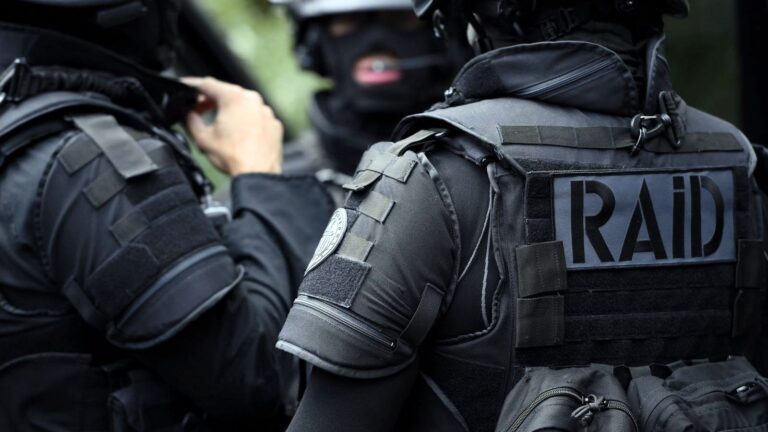 Castres : les policiers découvrent 30 armes de guerre dans le pavillon d’un octogénaire, un obus de 50 cm oblige les démineurs à intervenir