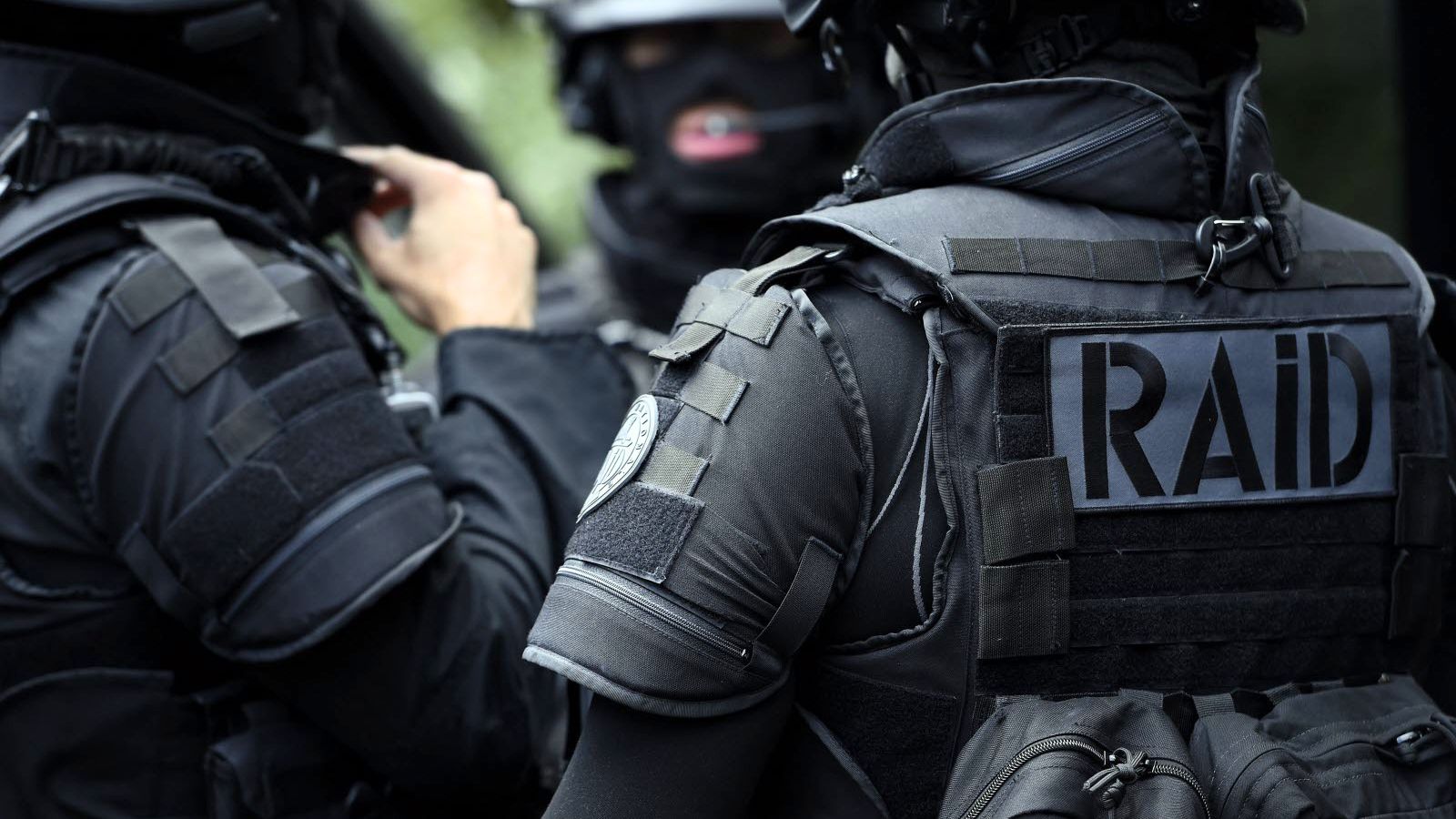 Castres : les policiers découvrent 30 armes de guerre dans le pavillon d’un octogénaire, un obus de 50 cm oblige les démineurs à intervenir