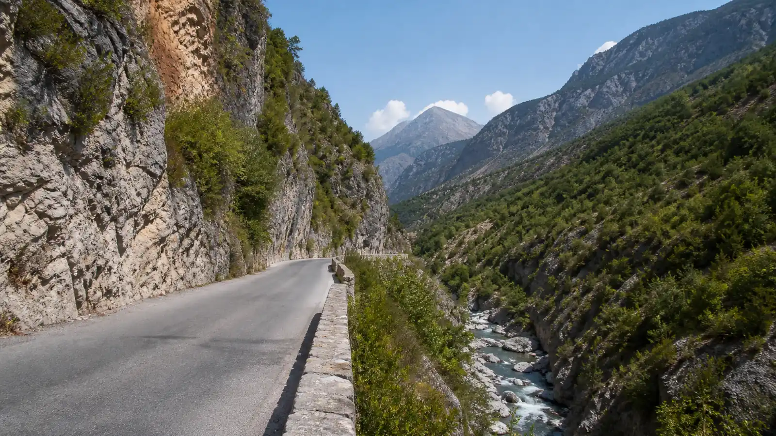 Un bloc rocheux percute une voiture sur la RD902 à Eygliers et la projette dans le Guil vendredi 21 août