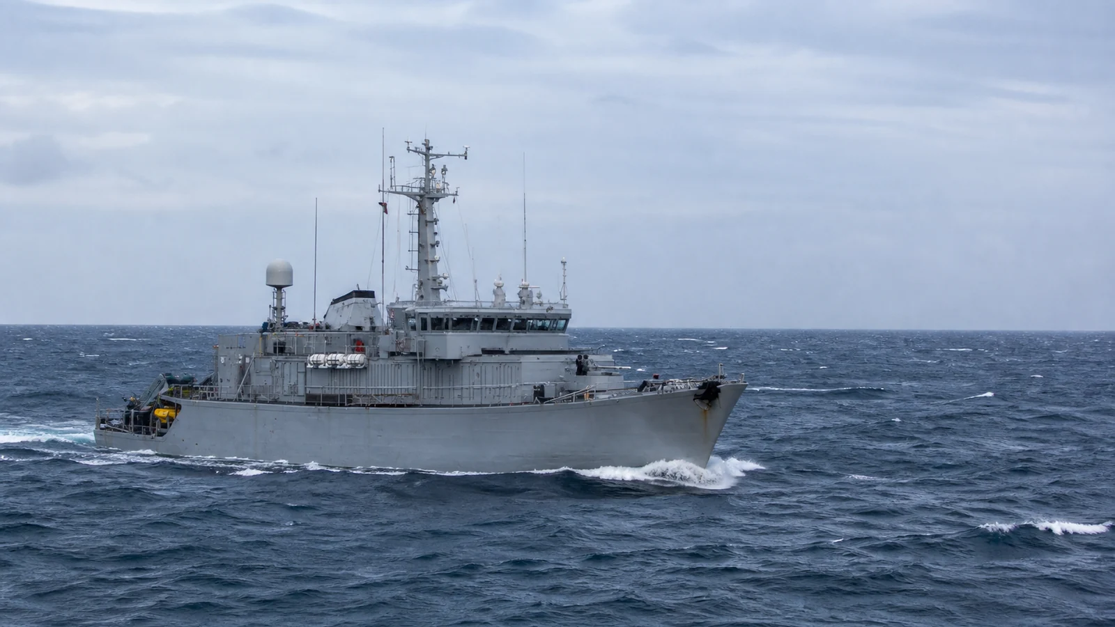 Un chasseur de mines quitte Brest pour relocaliser l’épave du Maranello où deux marins restent disparus