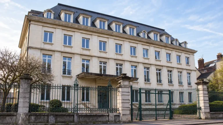 Un couple retrouvé mort avec de graves blessures à l&rsquo;arme blanche à son domicile de Troyes, la police saisie