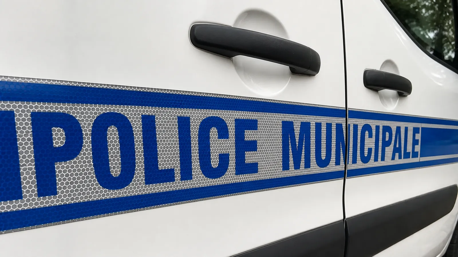 Deux véhicules sérigraphiés de police municipale détruits par le feu à Saint-Martin-d&rsquo;Hères, enquête ouverte