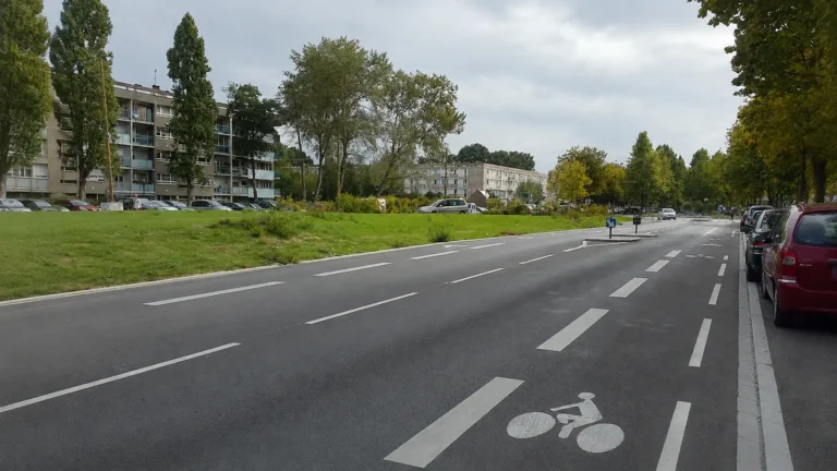 Une policière se fracture le coude et reçoit 30 jours d&rsquo;ITT après qu&rsquo;une trottinette a été lancée vers elle à Rennes
